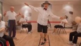 Itt van a Happy-videó nyugdíjas változata