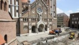 Sírokra bukkantak a szegedi dóm lépcsői alatt