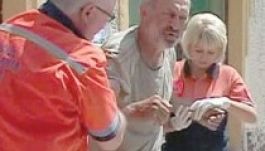 Mentővel taxiztatja magát egy moldovai hajléktalan