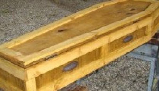 Nem fért a koporsóban, kicsavarták a bokáját