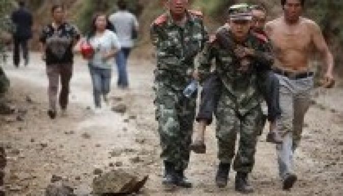 Földrengés Kínában, 12 ezer ház omlott össze