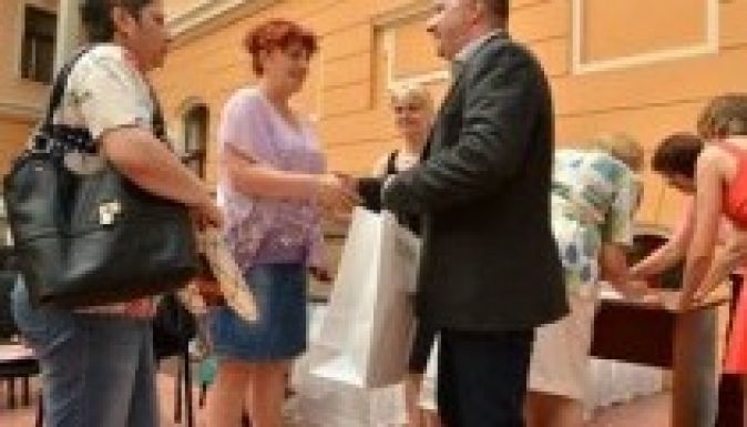 Ingyen osztottak szét mellprotéziseket Brassóban