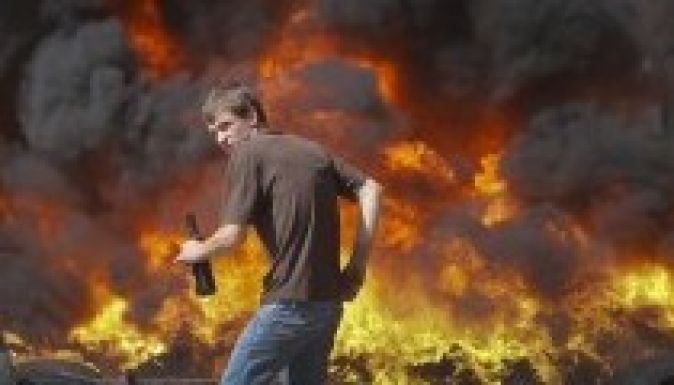 Ismét lángoltak az autógumik az ukrán fővárosban