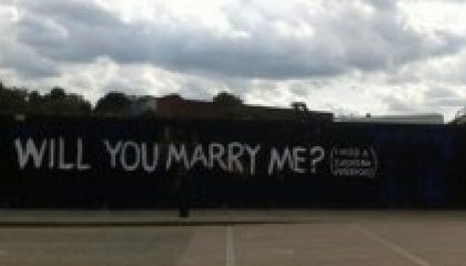 Különös házassági ajánlat Londonban (FOTÓ)