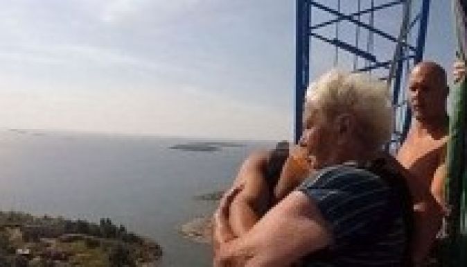 Közel száz éves néni vállalta élete első bungee jumpingját (VIDEÓ)