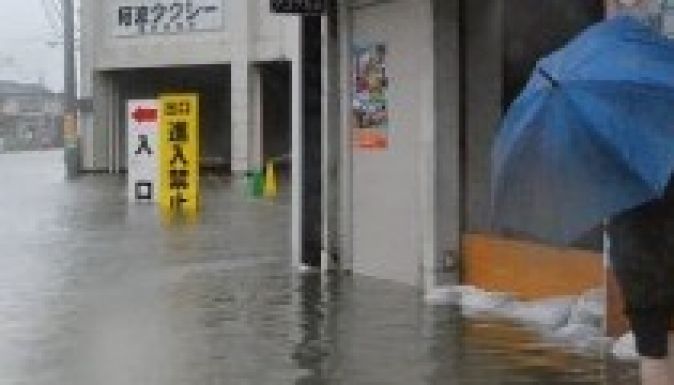 Már négy emberrel végzett a japán tájfun