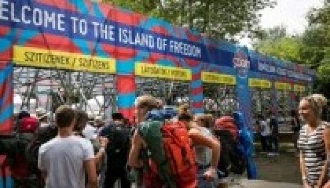 Érkeznek a látogatók a Sziget fesztiválra