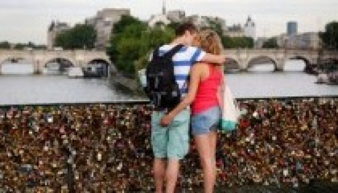 Attól félnek, hogy leszakadnak a hidak a szerelemlakatok súlyától