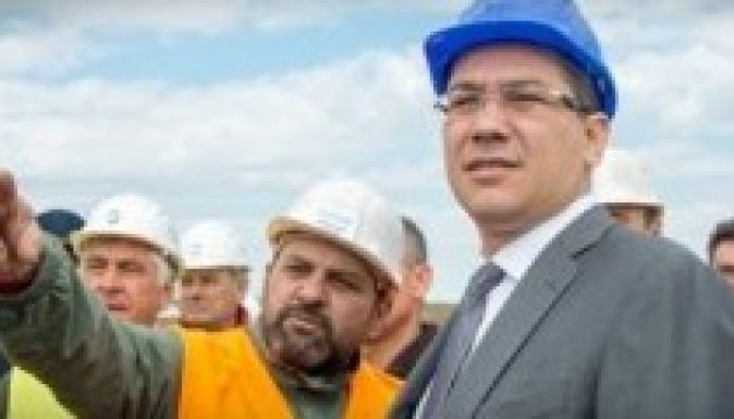 Hivatalosan hanyatlik a gazdaság, de Ponta nagyon elégedett