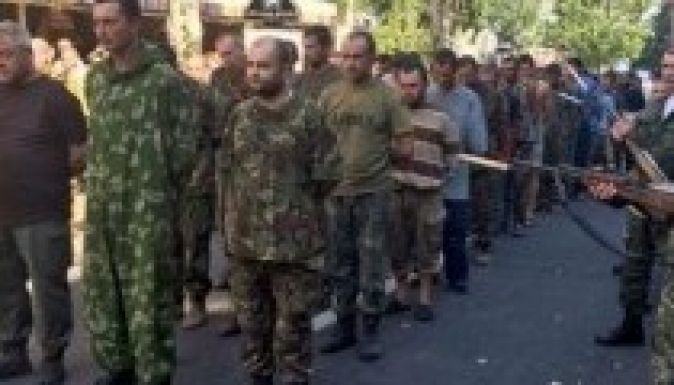 Nyilvánosan megalázták az ukrán hadifoglyokat Donyeckben