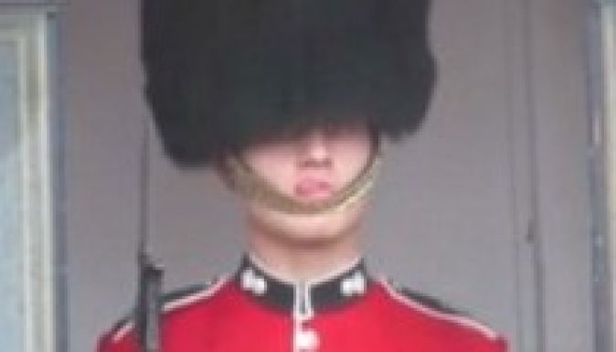 Grimaszolt a kamerának a brit királyi gárda őre (VIDEÓ)