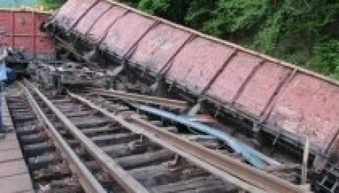 Újból kisiklott egy vonat Vaslábnál, üzemanyagot szállított