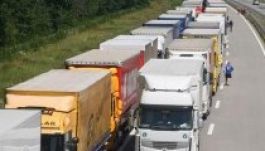 Augusztus elseje van, tehát bedugultak a határállomások