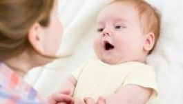 Az első szavak előtt képesek a beszédre a csecsemők