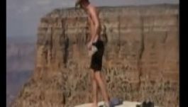 Belerúgta az étellel odacsalt mókust a Grand Canyonba (VIDEÓ)