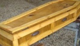 Nem fért a koporsóban, kicsavarták a bokáját