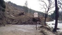 Több száz embert szigetelt el a földcsuszamlás Kaliforniában