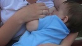 Az anyatejes táplálást népszerűsítik világszerte