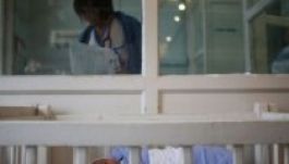 Csak igazoltan hiányozhat a szülő a kórházba utalt gyereke mellől