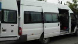 Négykerekű koporsók a román utakon közlekedő kisbuszok