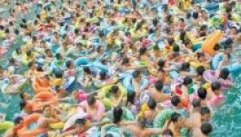 Így fürdőznek a kínaiak a tengerben