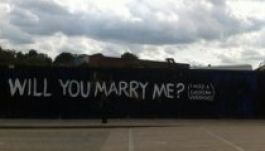 Különös házassági ajánlat Londonban (FOTÓ)