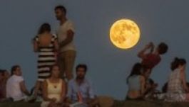 Így nézett ki a vasárnap esti szuperhold a világ különböző tájain (GALÉRIA)