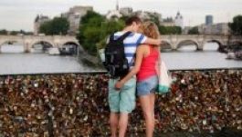 Attól félnek, hogy leszakadnak a hidak a szerelemlakatok súlyától