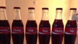 Kólásüvegekkel kérte meg a barátnője kezét