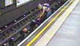 Babakocsi gurult a metró elé Londonban (VIDEÓ)