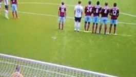 Egy néző végezte el a Tottenham szabadrúgását