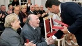 Szent István Renddel tüntették ki Kertész Imrét és Rubik Ernőt