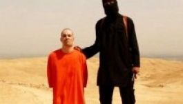 Üzent az iszlamistáknak a lefejezett újságíró édesanyja