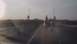 Ilyen motorbalesetet még nem látott (VIDEÓ)