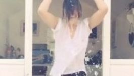 Egy brit modell melltartó nélkül vállalta a jeges kihívást (VIDEÓ)