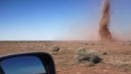 Vérfagyasztó szelfizést vállalt be egy tornádó mellett az őrült ausztrál