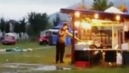 Pocsolyavízzel tisztították a sütőrostélyt a városnapokon (VIDEÓ)