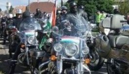 Busznyi csendőr vár két gój motorost Kézdiszentlékeken