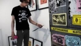 Romák és feketék megsértése miatt csukják le a művészt