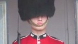 Grimaszolt a kamerának a brit királyi gárda őre (VIDEÓ)