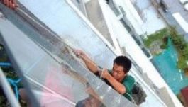 Elvágta az ipari alpinista kötelét, mert nem tudott mesét nézni