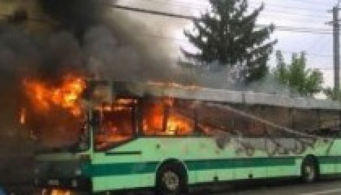 Kigyulladt egy munkásokat szállító autóbusz Szamosújváron (VIDEÓ)