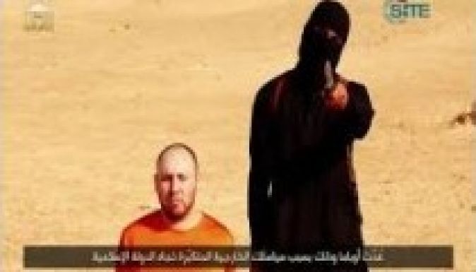 Gyerekekkel játékbabákon gyakoroltatja a lefejezést az IÁ