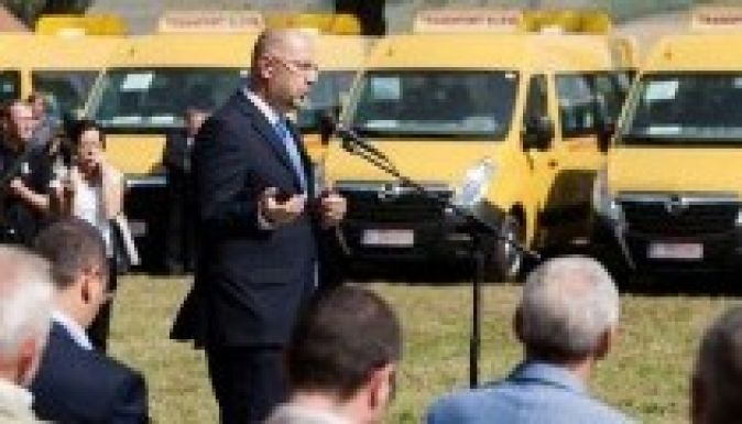 Támogatási szerződéseket, iskolabuszokat kapott Székelyföld