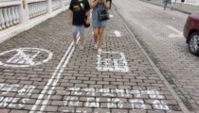 Külön sávot festettek a járdára a mobilosoknak Kínában