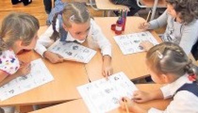 Hivatalos: mégis régi tankönyvből tanulnak a kisiskolások