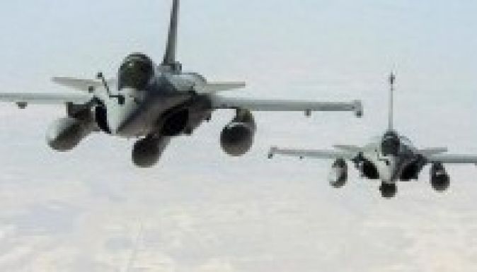 Megkezdődtek a francia légicsapások az Iszlám Állam ellen