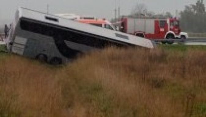 Tíz méteres árokba hajtott egy román busz Magyarországon