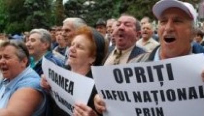 A kormány épülete előtt tüntetnek a nyugdíjasok