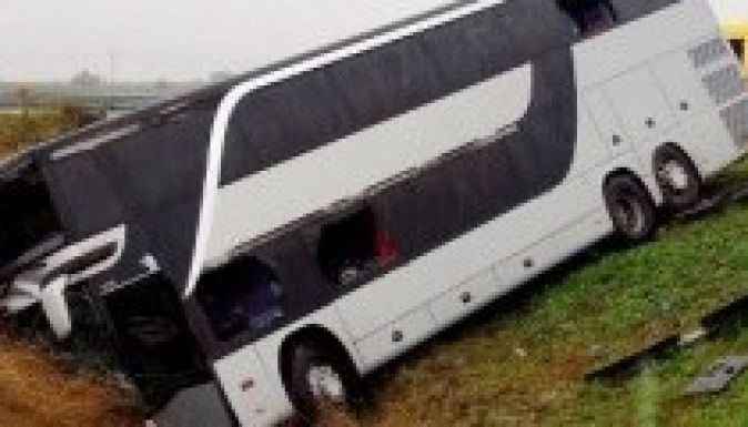 A magyar rendőrök etetik a balesetező román busz utasait